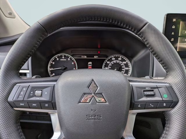 2026 White Diamond Mitsubishi Outlander SE FWD SUV
