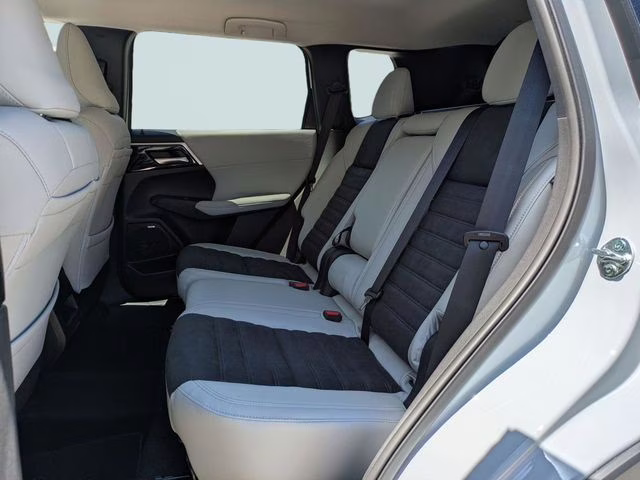 2026 White Diamond Mitsubishi Outlander SE FWD SUV