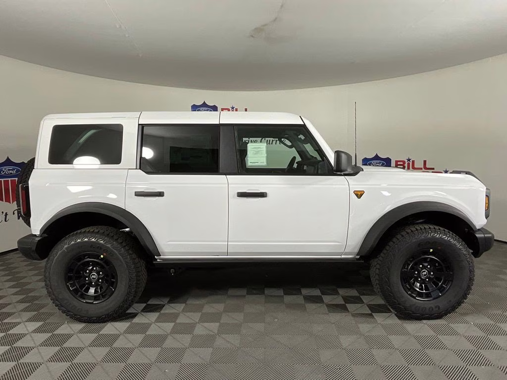 2026 Oxford White Ford Bronco Badlands 4X4 SUV