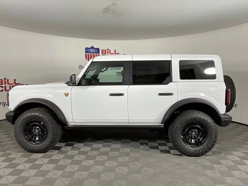 2026 Oxford White Ford Bronco Badlands 4X4 SUV