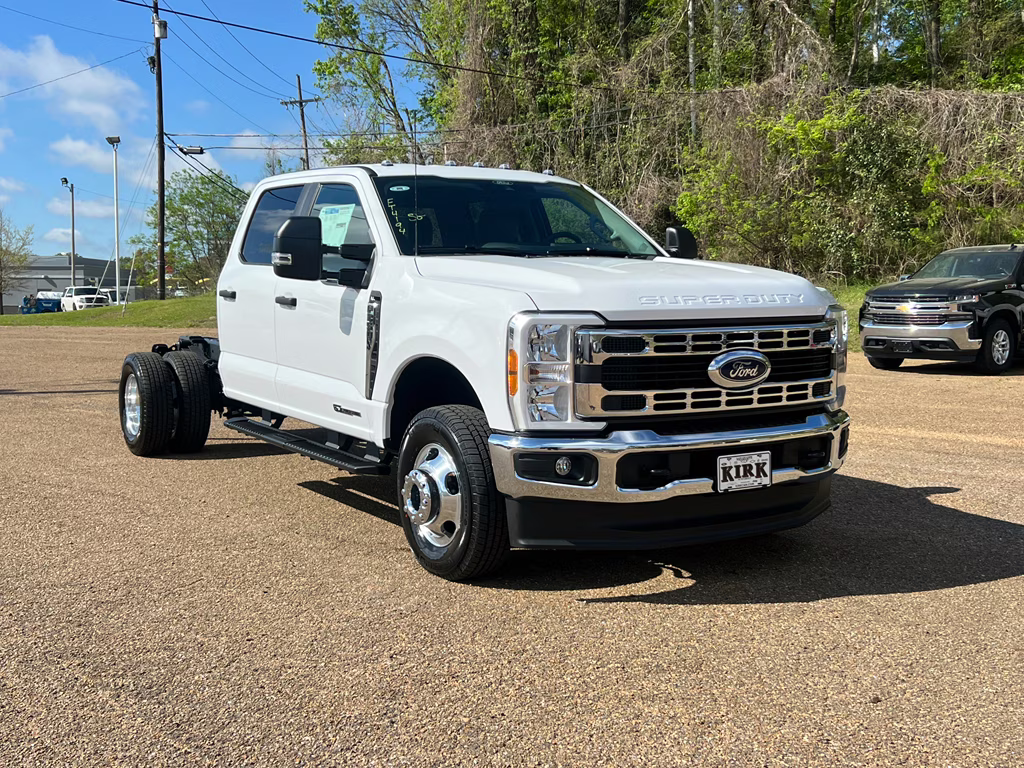 2026 Oxford White Ford Super Duty F-350 DRW XL 4X4 Truck