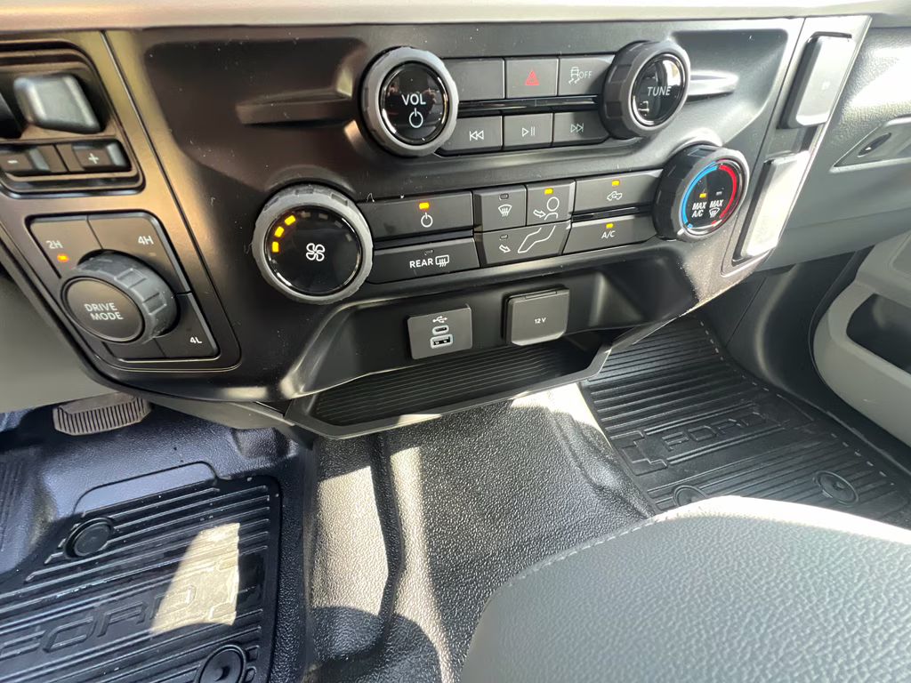 2026 Oxford White Ford Super Duty F-350 DRW XL 4X4 Truck
