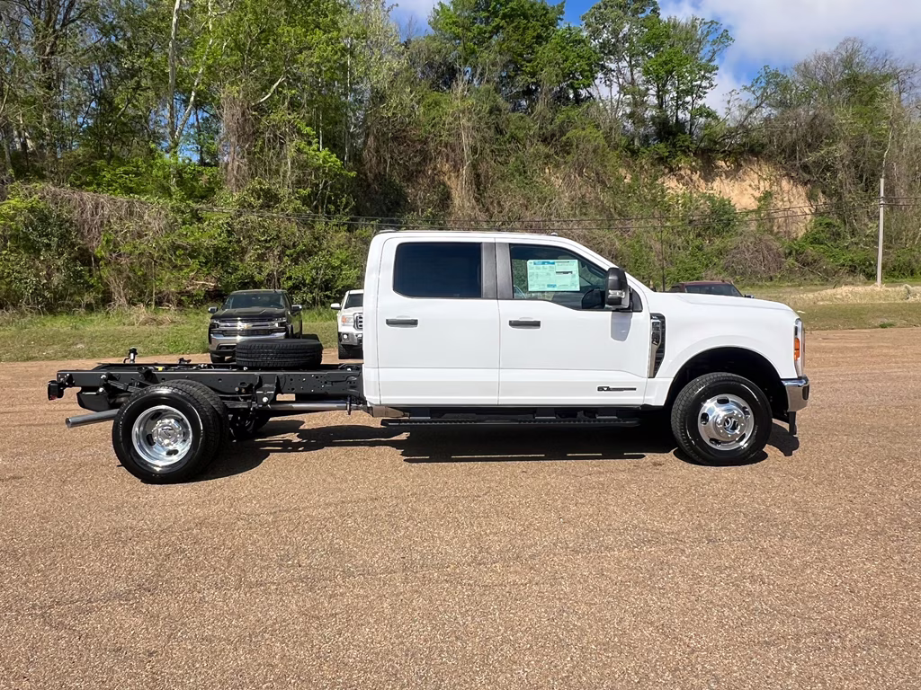 2026 Oxford White Ford Super Duty F-350 DRW XL 4X4 Truck