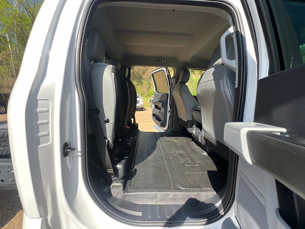 2026 Oxford White Ford Super Duty F-350 DRW XL 4X4 Truck