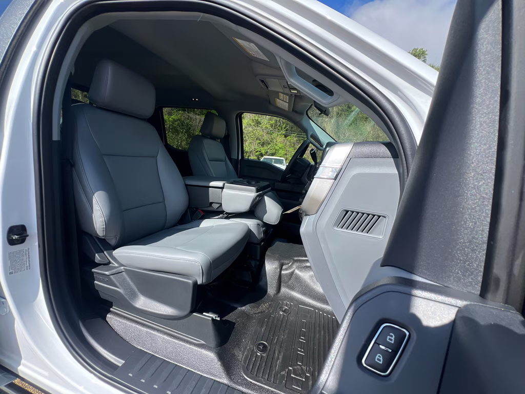 2026 Oxford White Ford Super Duty F-350 DRW XL 4X4 Truck