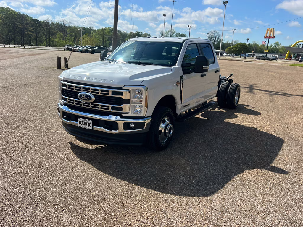 2026 Oxford White Ford Super Duty F-350 DRW XL 4X4 Truck