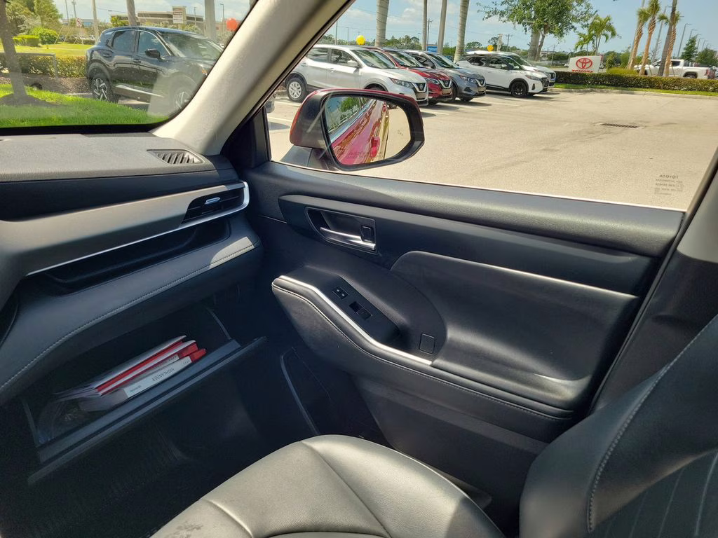 2022 Pearl Toyota Highlander XLE AWD SUV