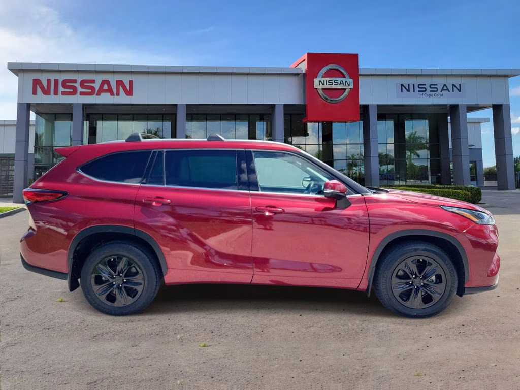 2022 Pearl Toyota Highlander XLE AWD SUV