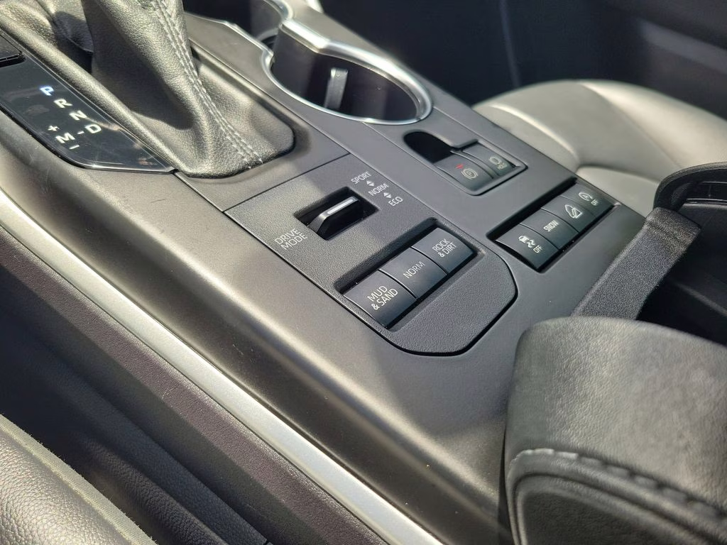 2022 Pearl Toyota Highlander XLE AWD SUV