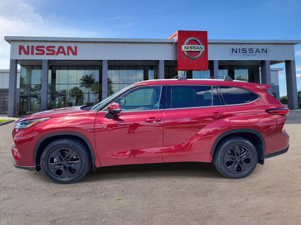 2022 Pearl Toyota Highlander XLE AWD SUV