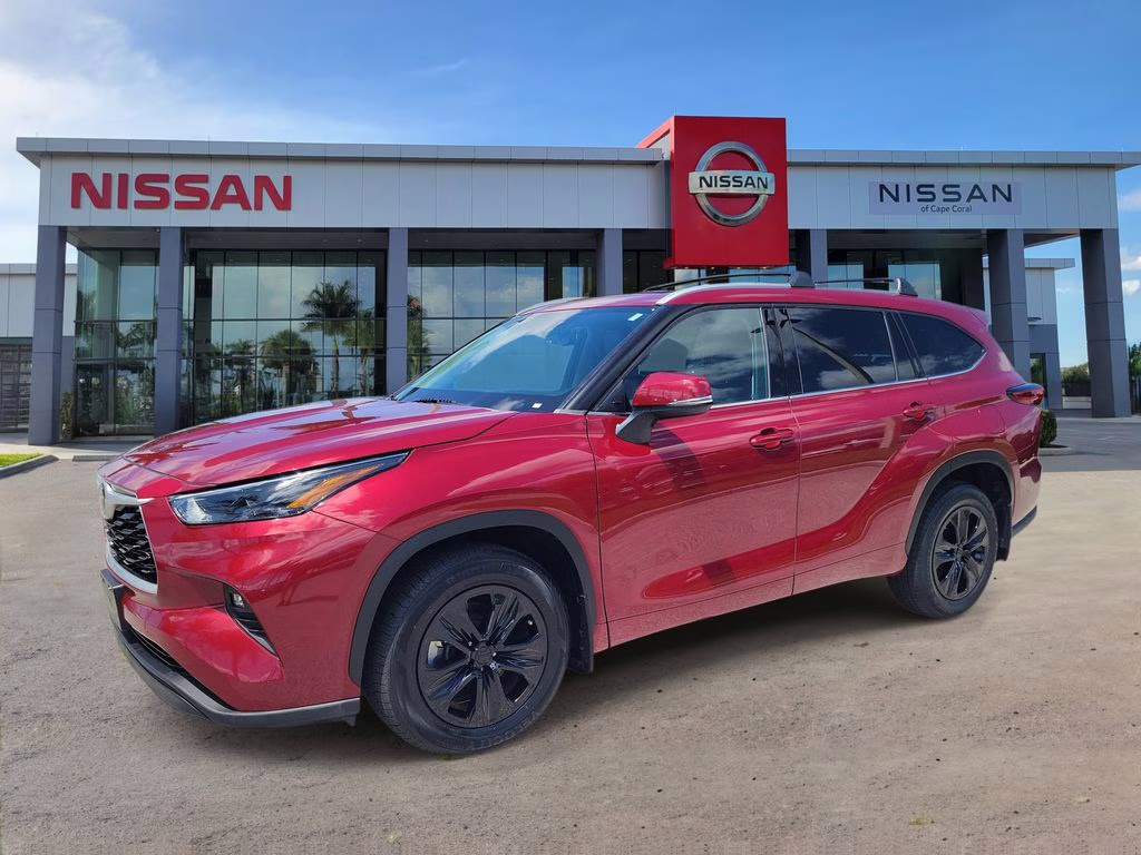 2022 Pearl Toyota Highlander XLE AWD SUV