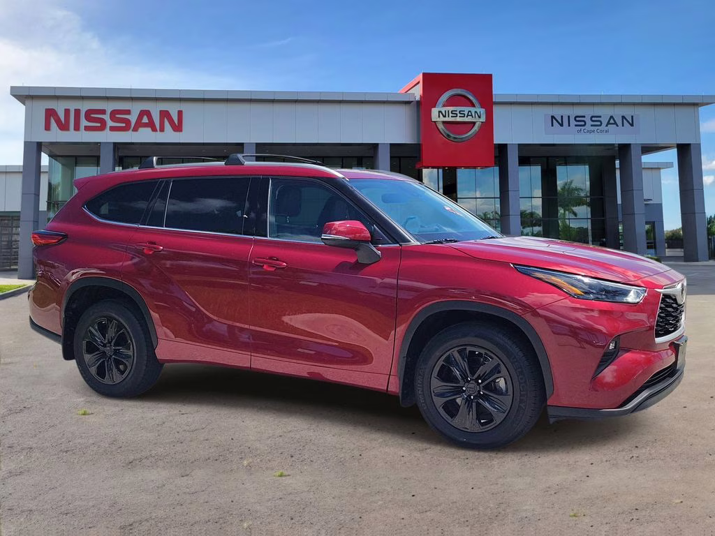 2022 Pearl Toyota Highlander XLE AWD SUV