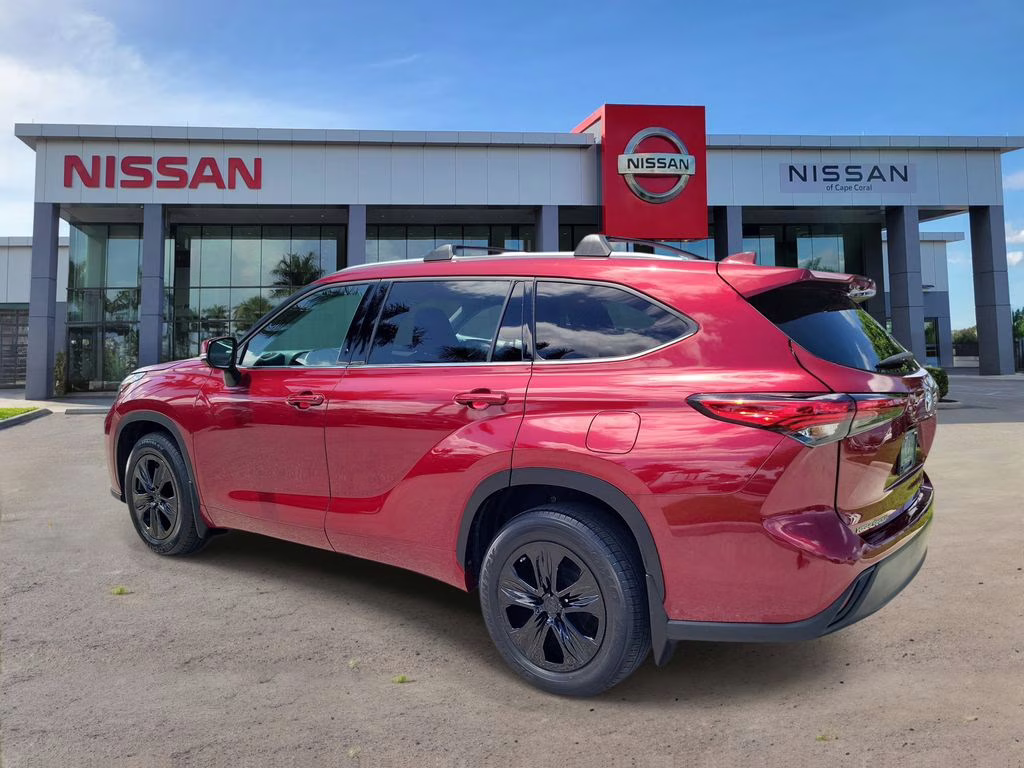2022 Pearl Toyota Highlander XLE AWD SUV