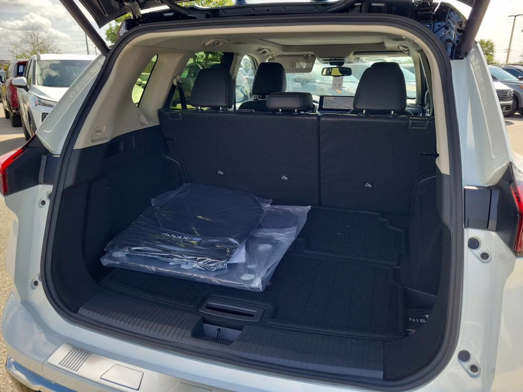 2026 Everest White Pearl/Super Black Nissan Rogue Platinum AWD SUV