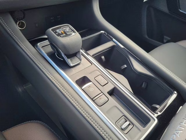 2026 Everest White Pearl Tricoat Nissan Pathfinder Platinum FWD SUV