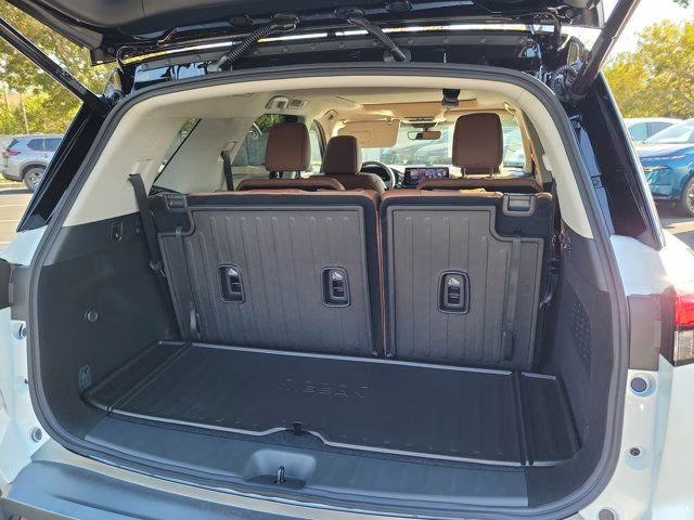 2026 Everest White Pearl/Black Nissan Pathfinder Platinum FWD SUV