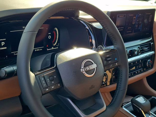 2026 Everest White Pearl/Black Nissan Pathfinder Platinum FWD SUV