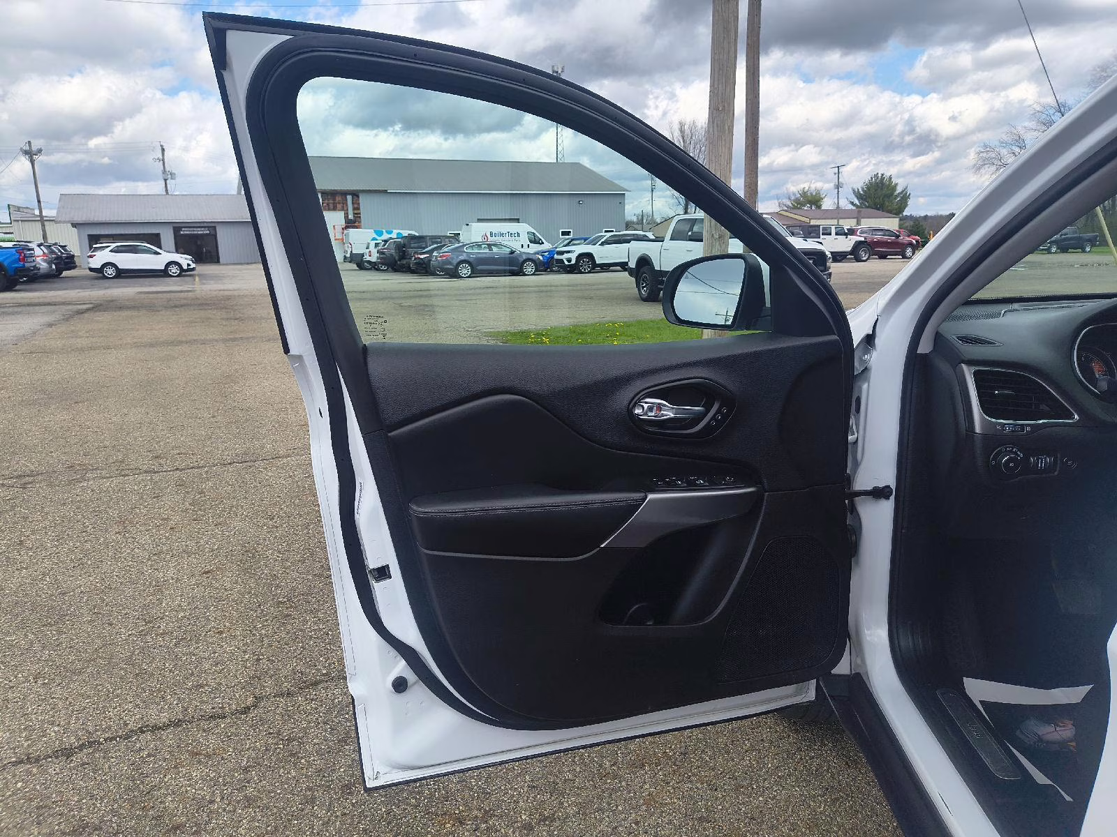 2021 Bright White Clearcoat Jeep Cherokee Limited 4X4 SUV