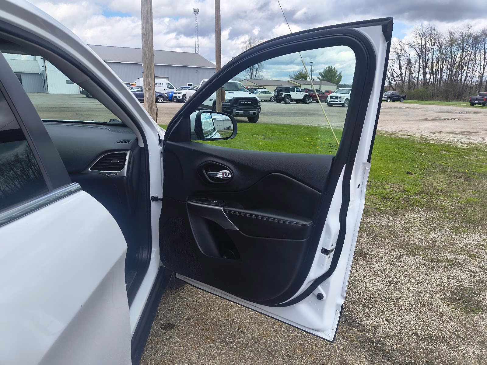 2021 Bright White Clearcoat Jeep Cherokee Limited 4X4 SUV