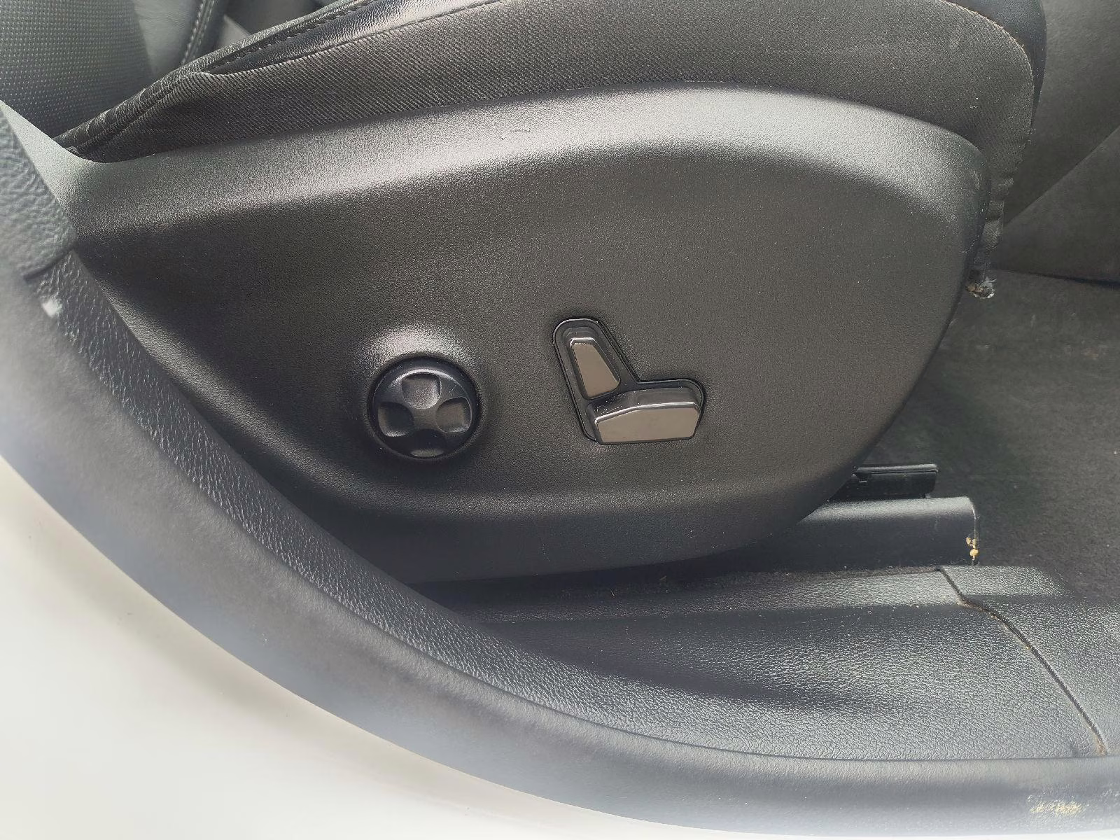 2021 Bright White Clearcoat Jeep Cherokee Limited 4X4 SUV