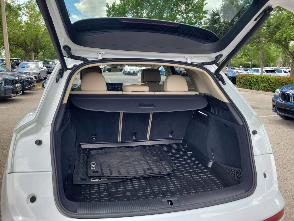 2021 Glacier White Metallic Audi Q5 Premium AWD SUV