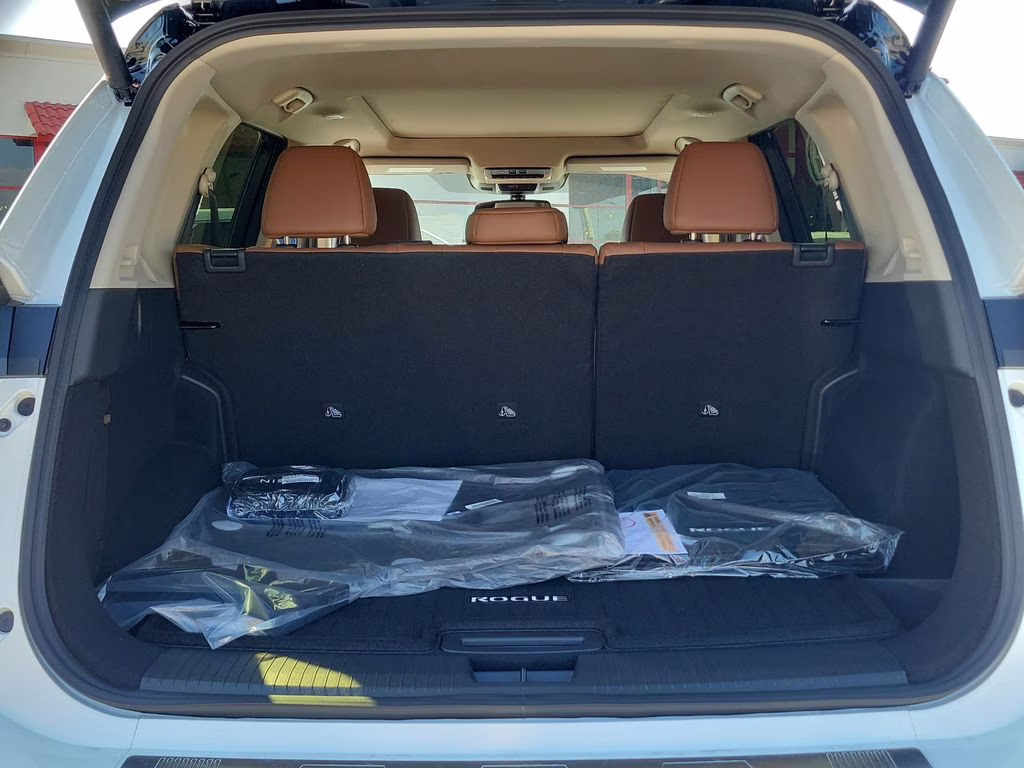 2026 Everest White Pearl/Super Black Nissan Rogue Platinum AWD SUV