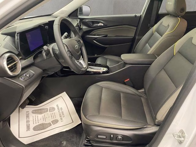 2025 Summit White Chevrolet Trax ACTIV FWD SUV