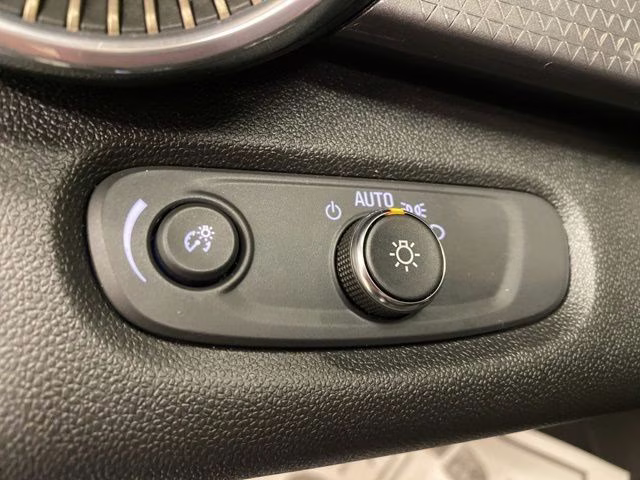 2025 Summit White Chevrolet Trax ACTIV FWD SUV