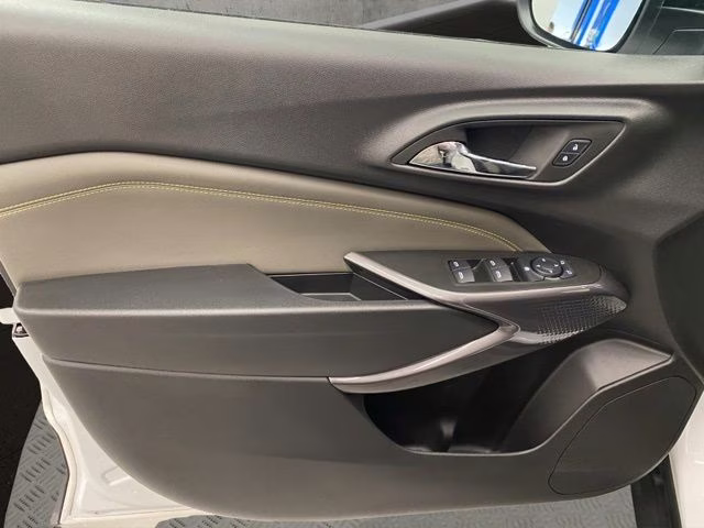 2025 Summit White Chevrolet Trax ACTIV FWD SUV