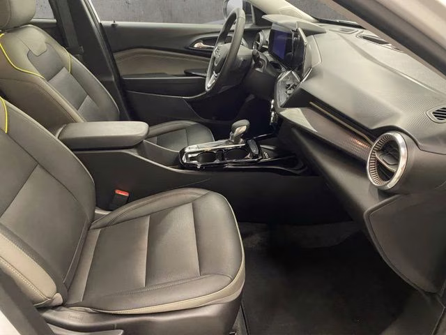 2025 Summit White Chevrolet Trax ACTIV FWD SUV