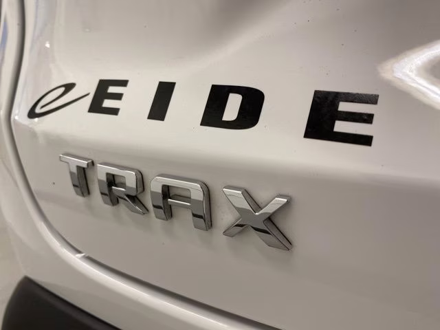 2025 Summit White Chevrolet Trax ACTIV FWD SUV