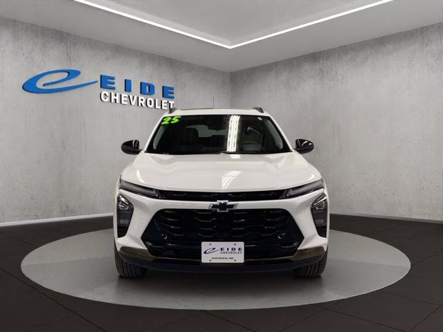 2025 Summit White Chevrolet Trax ACTIV FWD SUV