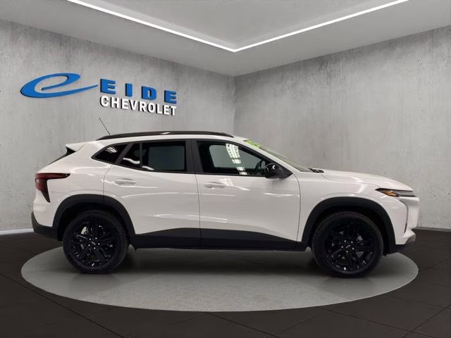2025 Summit White Chevrolet Trax ACTIV FWD SUV