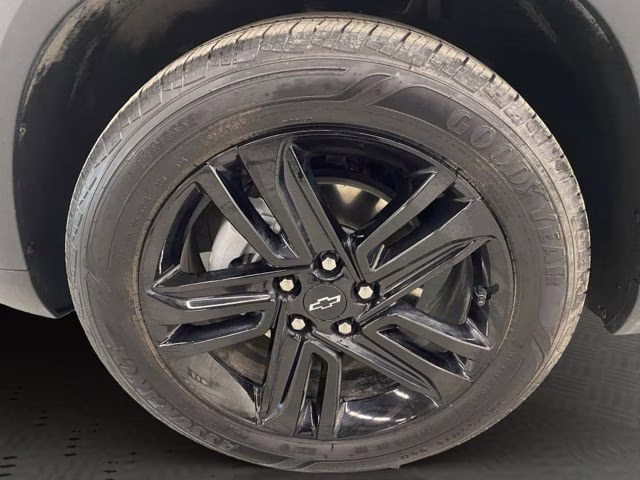 2025 Summit White Chevrolet Trax ACTIV FWD SUV