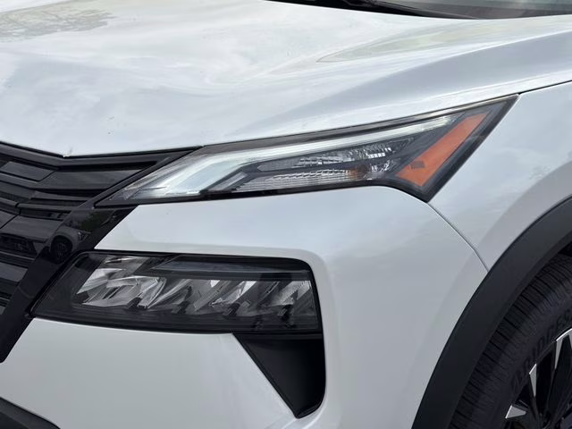 2026 Everest White Pearl Tricoat Nissan Rogue Dark Armor AWD SUV