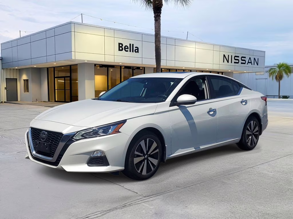 2022 Pearl White Tricoat Nissan Altima 2.5 SV FWD Sedan