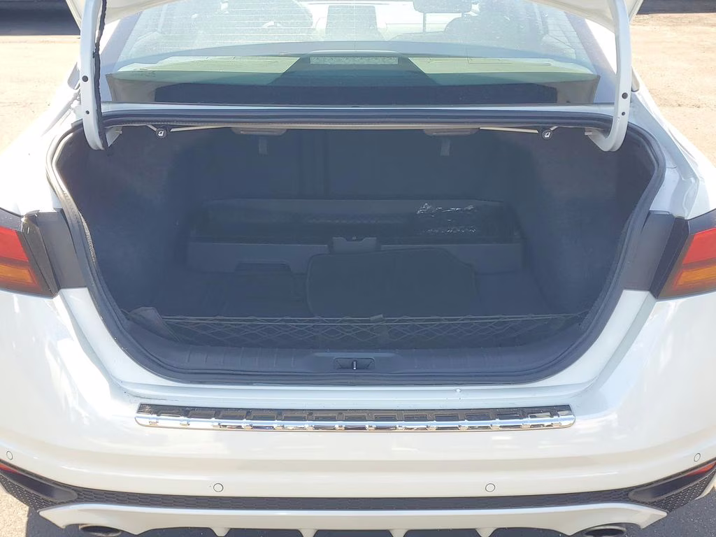 2022 Pearl White Tricoat Nissan Altima 2.5 SV FWD Sedan