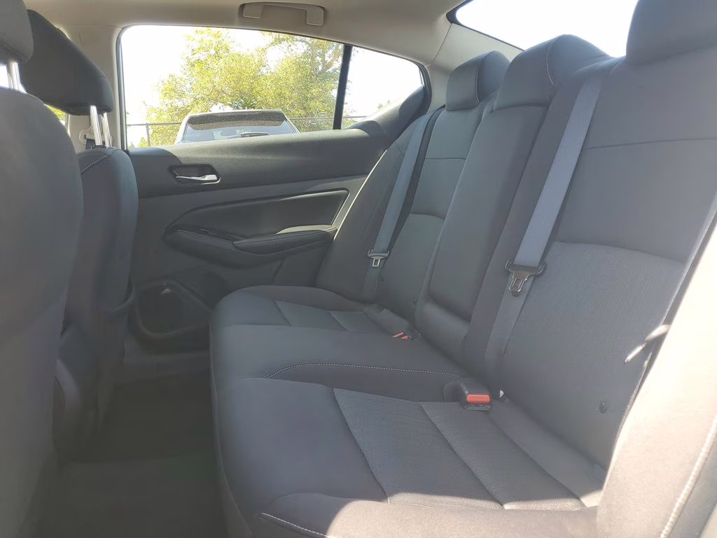 2022 Pearl White Tricoat Nissan Altima 2.5 SV FWD Sedan