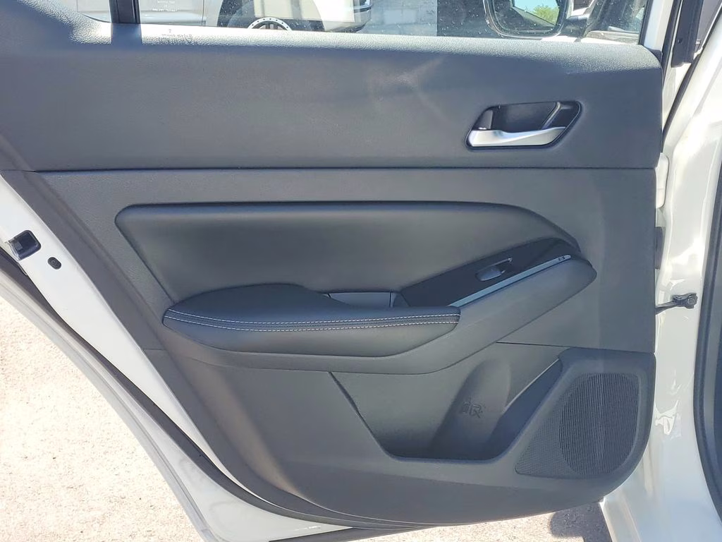 2022 Pearl White Tricoat Nissan Altima 2.5 SV FWD Sedan