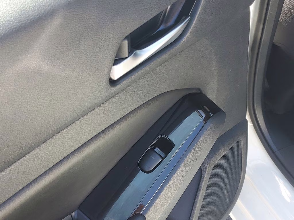 2022 Pearl White Tricoat Nissan Altima 2.5 SV FWD Sedan