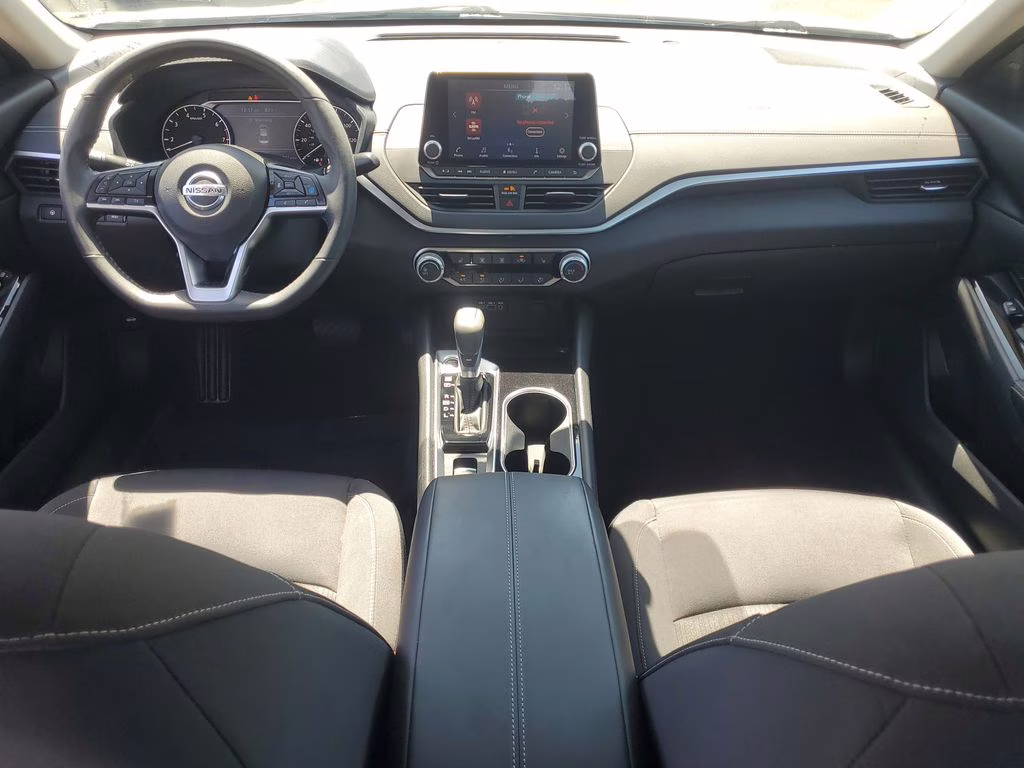 2022 Pearl White Tricoat Nissan Altima 2.5 SV FWD Sedan