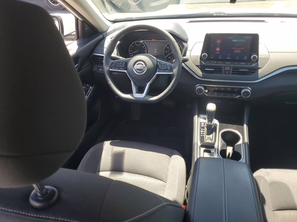 2022 Pearl White Tricoat Nissan Altima 2.5 SV FWD Sedan