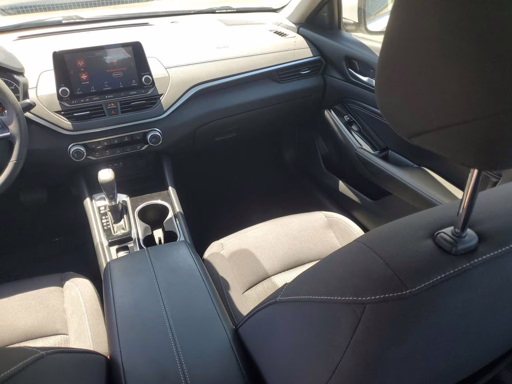 2022 Pearl White Tricoat Nissan Altima 2.5 SV FWD Sedan