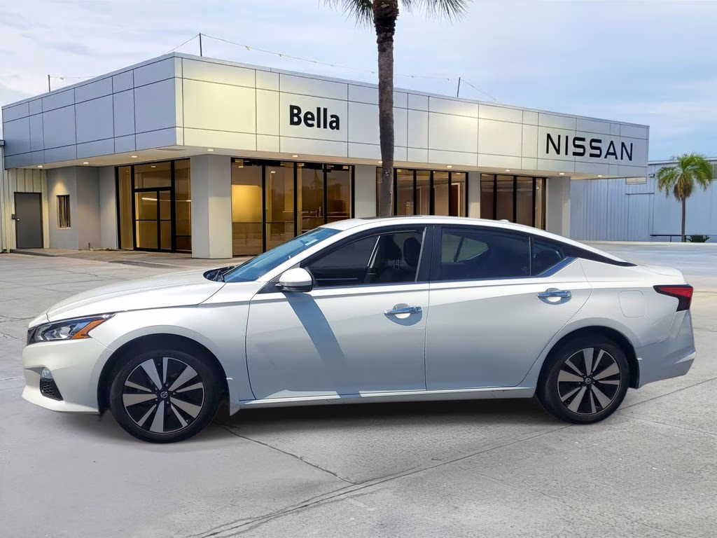 2022 Pearl White Tricoat Nissan Altima 2.5 SV FWD Sedan