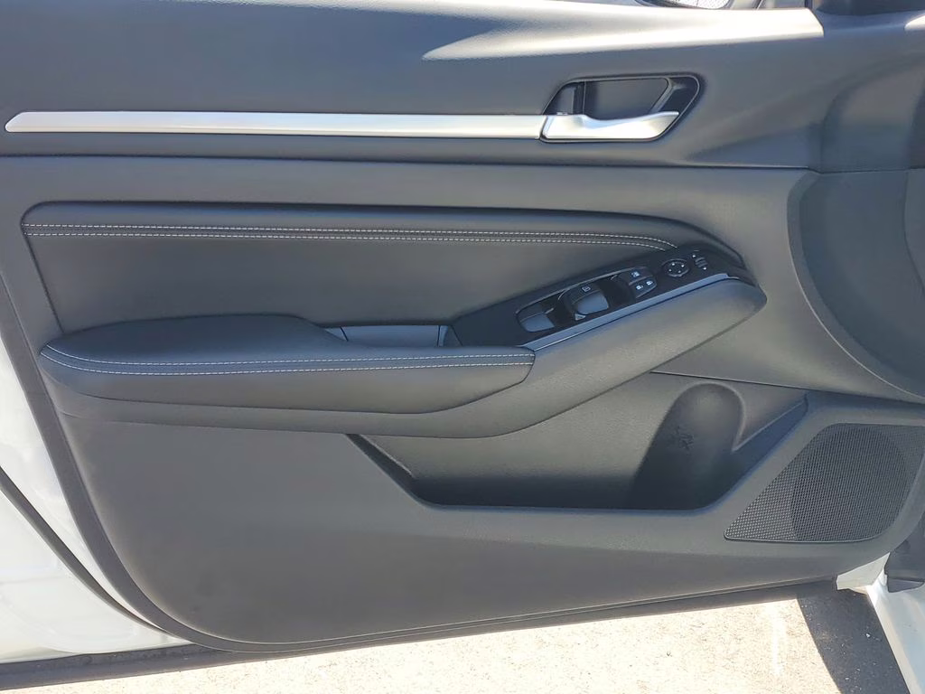 2022 Pearl White Tricoat Nissan Altima 2.5 SV FWD Sedan