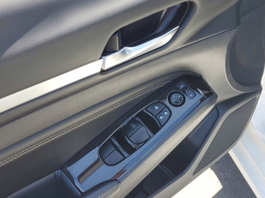 2022 Pearl White Tricoat Nissan Altima 2.5 SV FWD Sedan