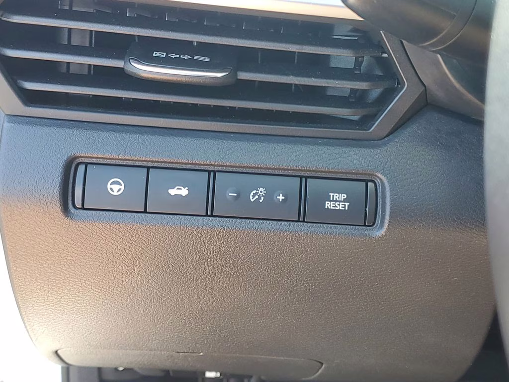 2022 Pearl White Tricoat Nissan Altima 2.5 SV FWD Sedan