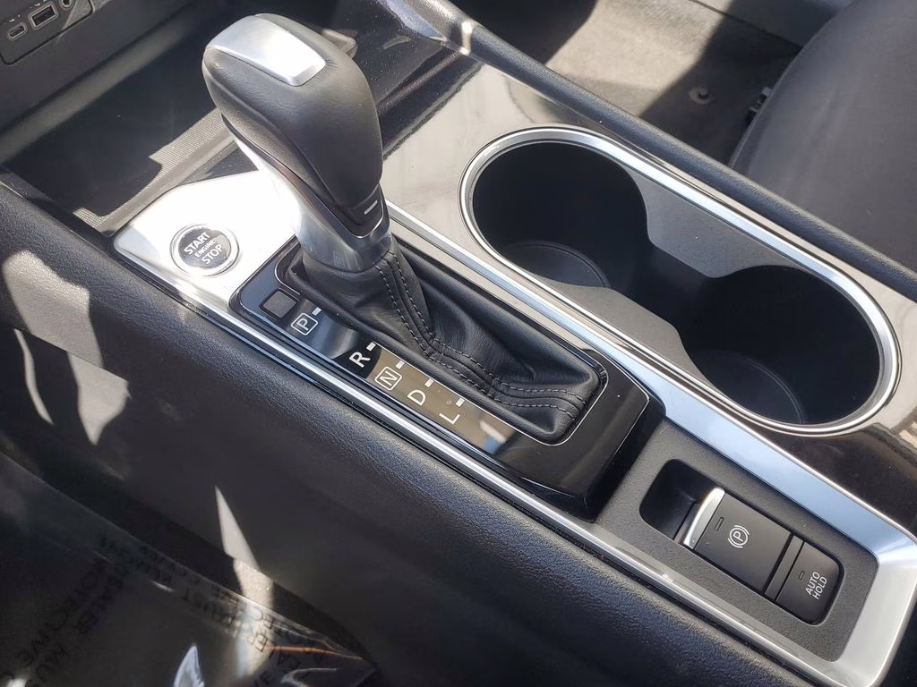 2022 Pearl White Tricoat Nissan Altima 2.5 SV FWD Sedan