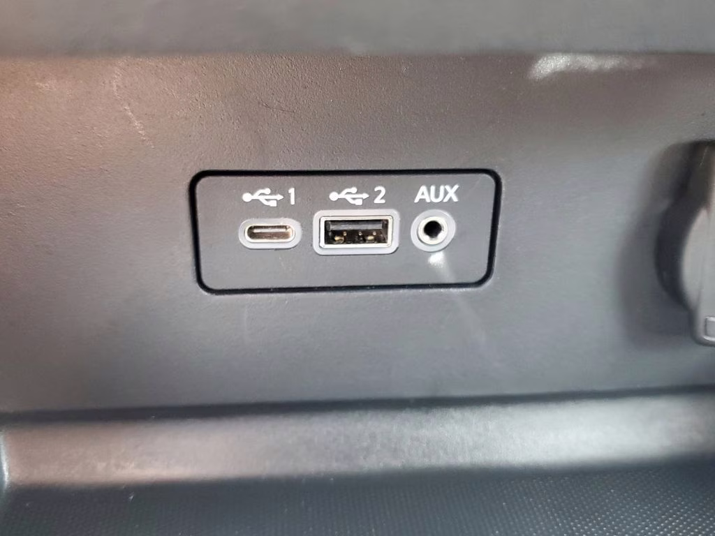 2022 Pearl White Tricoat Nissan Altima 2.5 SV FWD Sedan