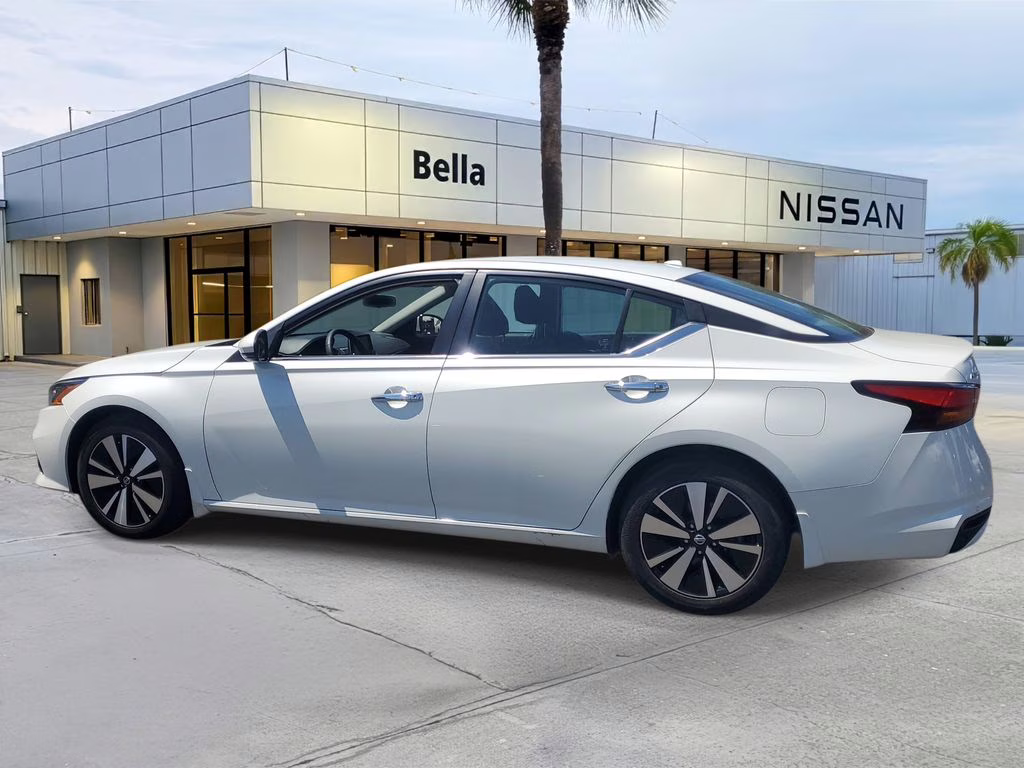 2022 Pearl White Tricoat Nissan Altima 2.5 SV FWD Sedan